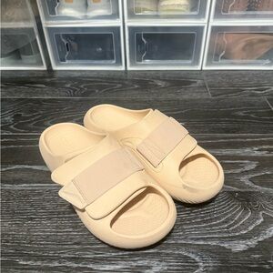 CROCS Mellow Luxe Recovery Slide in Shitake color